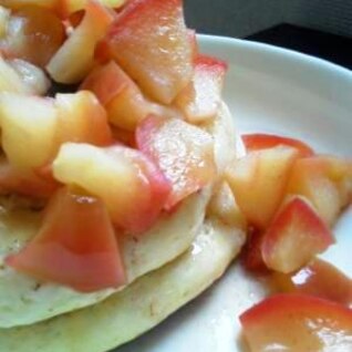 ホットケーキの煮りんご添え